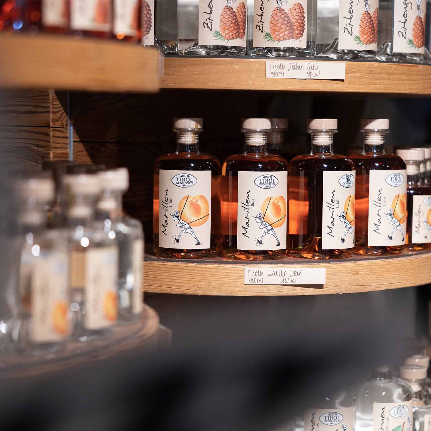 Flaschen mit Tiroler Schnäpsen und Likören in Spezial Edition im Tirol Geniessen Shop in Innsbruck