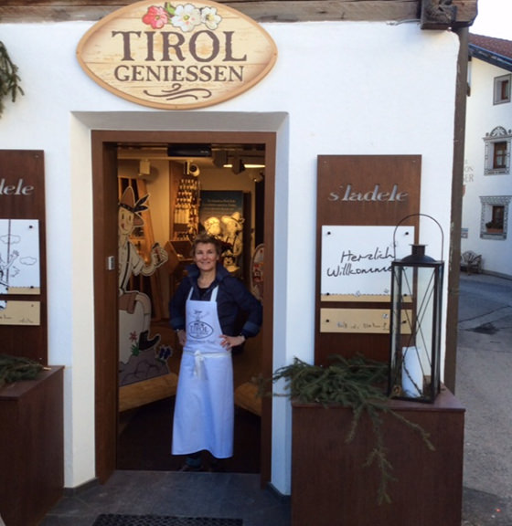 Tirol Geniessen Filiale Serfaus Eingang mit Verkäuferin